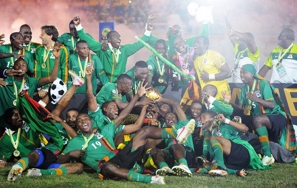 足球假动作心理博弈解析（足球假动作的心理攻防解读）