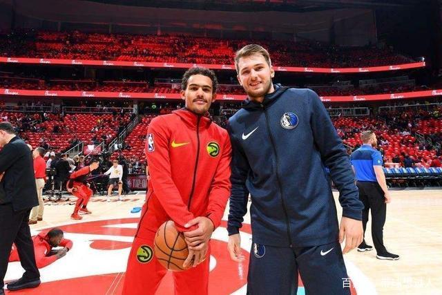 欧冠决赛用球谍照：包含白+深紫，灵感来自举办城市布达佩斯（欧冠决赛官方用球曝光：白与深紫配色，设计灵感取自布达佩斯）