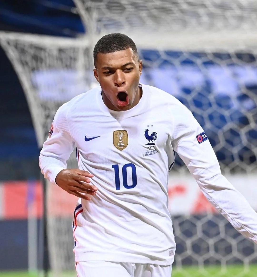 足球TOP：制造100粒进球最快的十大球星！C罗梅开二度！（足球榜单：最快制造100球的十位球星，C罗梅开二度！）