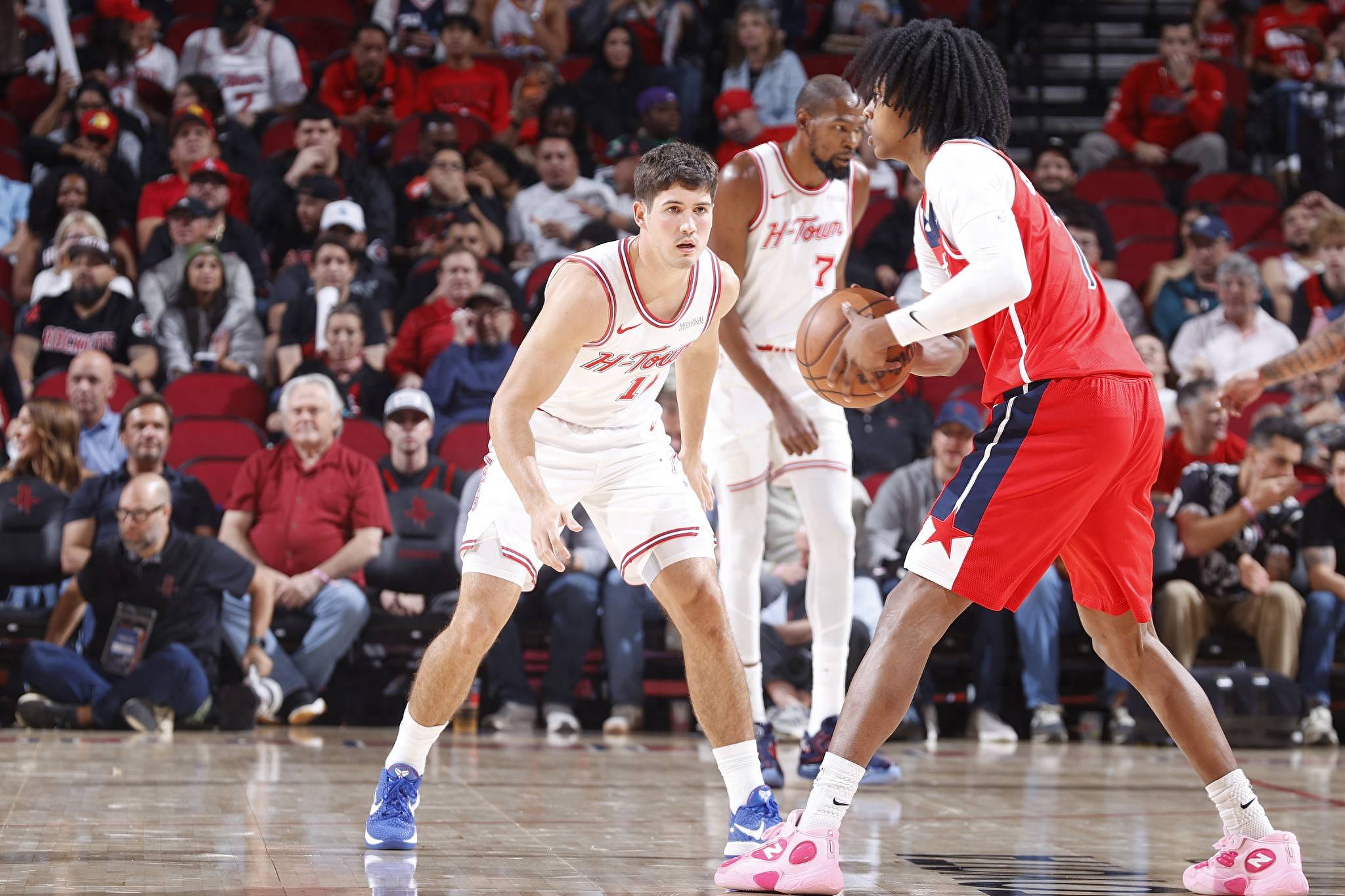 赫罗纳-皇家马德里比赛的VAR争议：姆巴佩手球进球被取消（赫罗纳对皇马之战爆发VAR争议：姆巴佩手球破门被判无效）