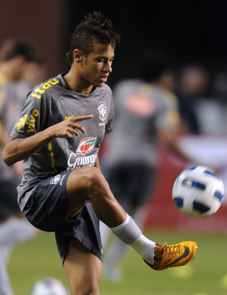 费耶诺德筹划将现有主场升级为下沉式球场，预计能容纳5.6万人（费耶诺德计划把现有主场改建为下沉式球场，容纳人数预计达5.6万）