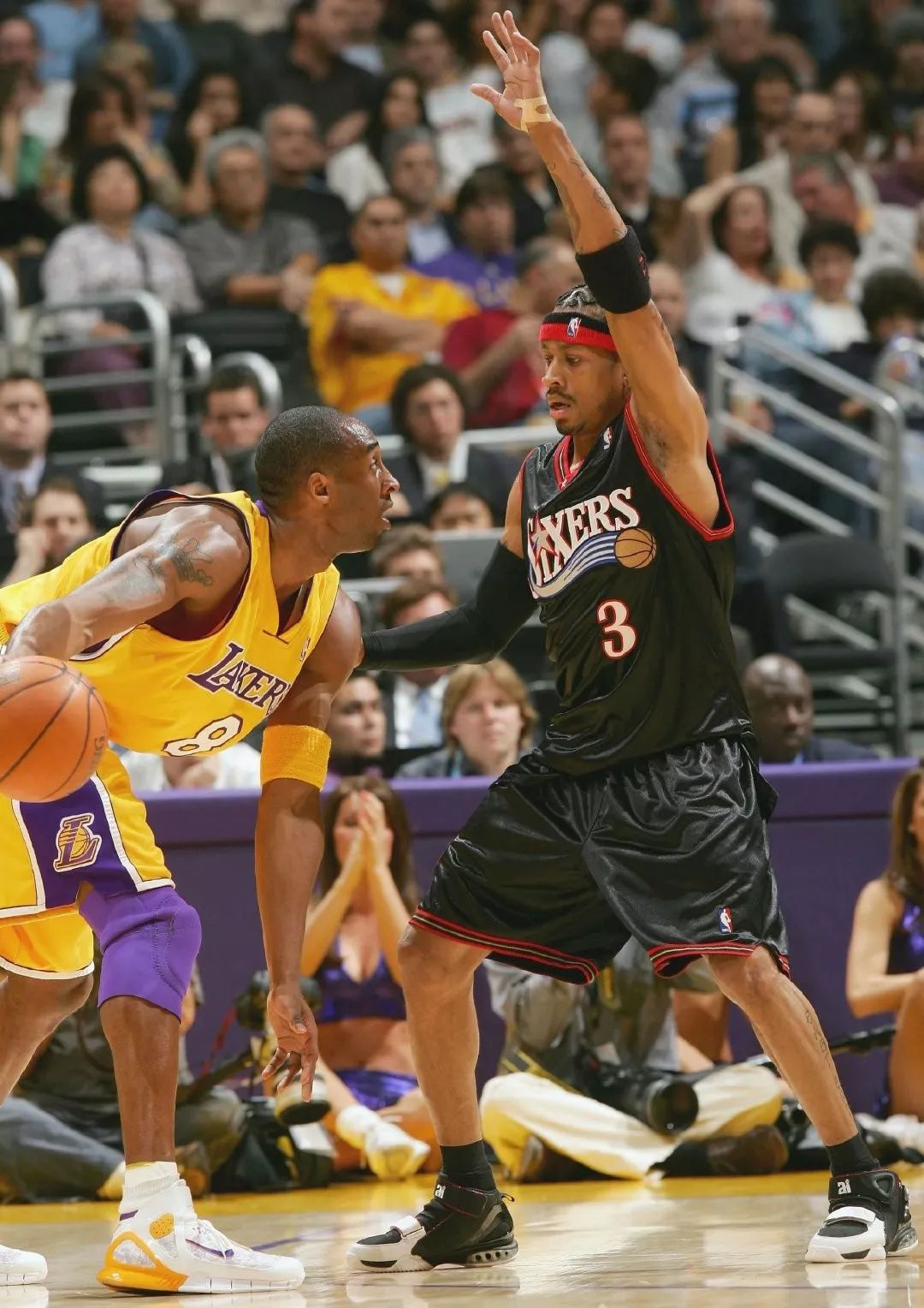 莱万过去15次首发出战法兰克福斩15球，曾两次上演帽子戏法（莱万近15次首发战法兰克福轰入15球，两次上演帽子戏法）