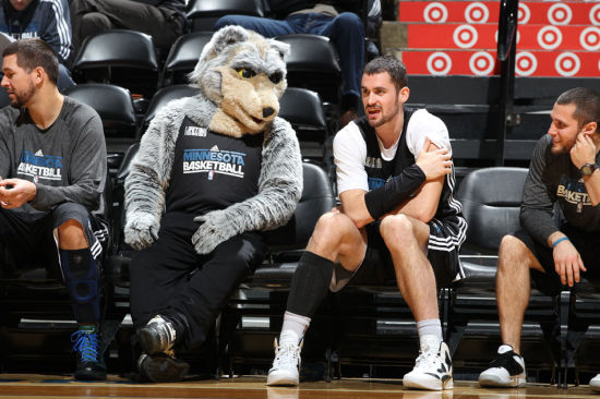 英媒：吉达国民想世界杯后签维尼修斯，准备开5年10亿欧薪水（英媒：吉达国民欲在世界杯后签下维尼修斯，拟奉上5年总额10亿欧合同）